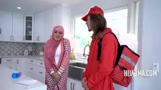 زوجة عربية مفلس تحتضن الحياة الحرام
