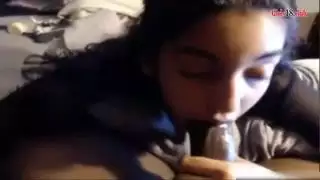 عربي نحيف يأكل الديك الأسود