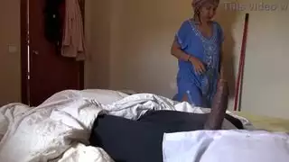 تنزعج خادمة فندق تركية عندما ترى قضيبه الأسود الكبير