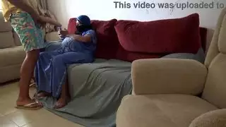 زوجة تركية مسلمة تنزعج عندما يعرض زوجها الديك الكبير