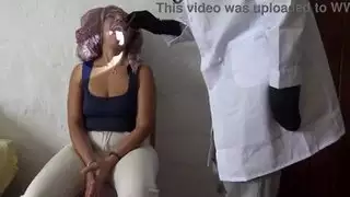 امرأة تركية تنزعج عندما يظهر طبيب أفريقي قضيبه الأسود الكبير