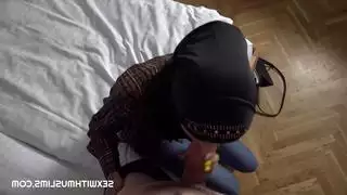 عاهرة بالحجاب أعطت نفسها مقابل المال