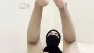 خجولة فتاة عربية الحجاب في النقاب يستمني ويفرك بوسها العصير
