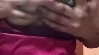 فتاة عربية شابة مدمنة على مهبلها