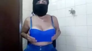 الجمال العربي المسلم الحقيقي في الحجاب يستمني كس التدفق لهزة الجماع للاباحية العربية