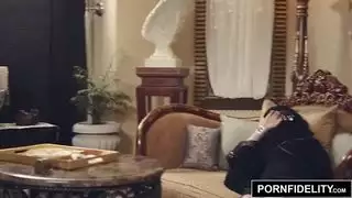 الفتاة العربية نادية علي يعاقبها الديك الأبيض