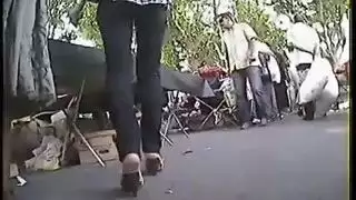 المشي بالأحذية المثيرة يبدو أقداماً عربية