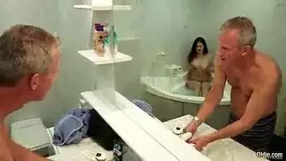 الاب ينيك ابنته المثيرة في الحمام