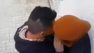 التقطت الكاميرا الخفية امرأة في الحجاب امتص صديق في الشارع