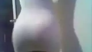فتاة تركية ترتدي فستانًا أبيض وتبدو مثيرة على كاميرا الويب