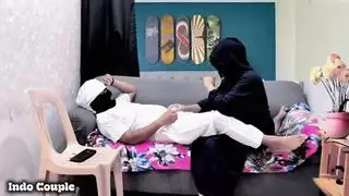 إندو بوكيب معلمة وطالبة لغة عربية مسلمة، لقد كانت دروس التعلم السريع مثالية