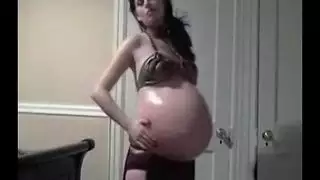 سيدة عربية حامل على كاميرا ويب