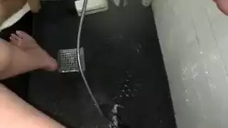 مع الجسم المثالي يستمني لها ضيق في سن المراهقة كس قبل دش