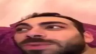 الرجل التركي بالإصبع فتاته