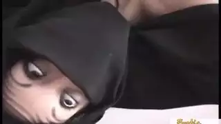 العربية الناضجة تستخدم قدميها كالمحترفين