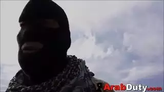 الماعز هيردر يبيع الثدي الكبيرة العرب إلى الجندي الغربي لممارسة الجنس