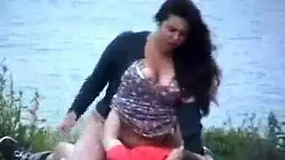 شرموطة مربربة تركب زبر صديقها على شاطئ البحيرة