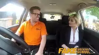 سيدة شقراء يجعل الجنس في السيارة مع سيارة مدرب صبي
