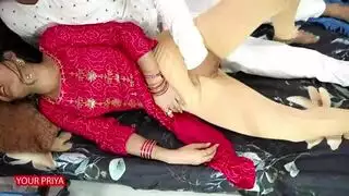 تعرض الزوجان الهنديان الحقيقيان HD Patni Priya للضرب لممارسة الجنس الجذاب في أشياءها السلسة. حقيقي مع الصوت الهندي.