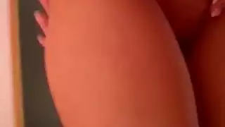 هذه السيدة الشابة الجميلة هي أفضل صفقة وهي تحب دائمًا إدخال جميع ألعابها