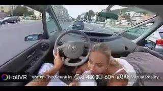 زوجان يمارسان الجنس في السيارة أثناء القيادة في الشارع