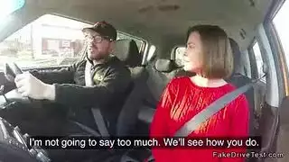 المرأة تمارس الجنس في السيارة مع هذا الرجل المجهز