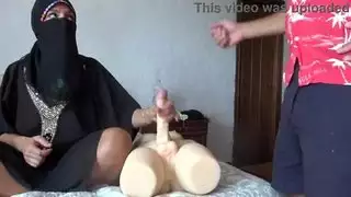 زوجة تركية مسلمة تصدم عندما يعلمها القواد كيفية ممارسة الجنس !!!