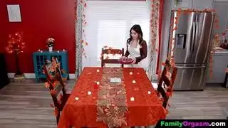 يستخدم ابنة زوجته كديك رومي مشوي