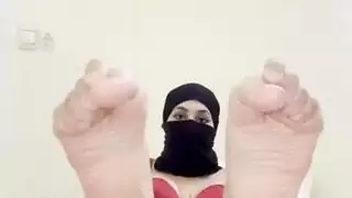 الحجاب العربي فتاة النقاب المسلمة تظهر أقدام مثيرة باطن، أصابع القدم، صنم القدم، أقدام فتاة عربية ناعمة مثالية