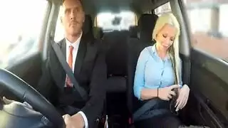الكثير من الجنس في سيارة أجرة مع امرأة جميلة جدا