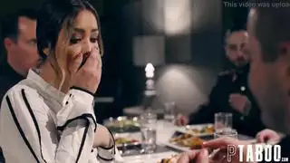 يلمس بوسه ببطء وممتع