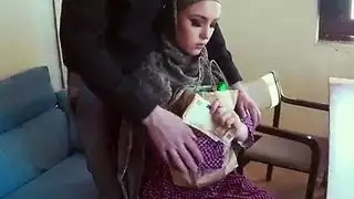 العربية كتي زوي تمتص ديك شخص غريب من أجل المال