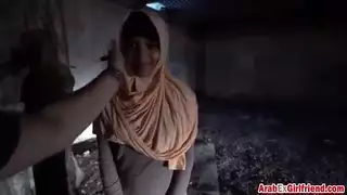 عاهرة عربية تحصل على الأشرطة سرا أثناء ركوب الديك الأبيض السمين