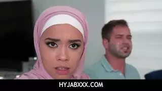 أخت عربية تعطي اللسان سيئة