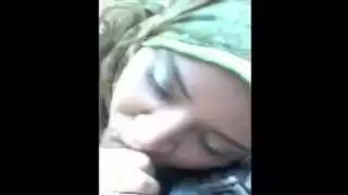 الفتاة الشابة في الحجاب تبلع القضيب في السيارة