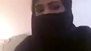 فتاة عربية تظهر الثدي على كاميرا ويب
