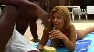 سكس جامد بين حبيبين ممحونين بجانب المسبح .. رضع و لحس