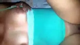 سكس هندي ساخن شاب ينيك حبيبها الهندية في كسها المنتوف وهي عارية الصدر