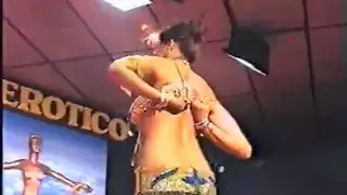 رقص شرقي عارٍ، امرأة سمراء عربية جسدية [مهرجان برشلونة الدولي للأفلام المثيرة]