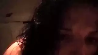شاهد هذا الزوجين الأبيضين المثيرين وهي تمنحه أفضل اللسان في حياته بمهاراتها المذهلة في الرأس