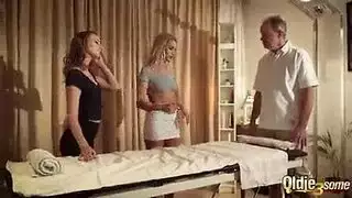 سكس ثلاثي للرجل العجوز الهيجان الذي يحب نيك الفتيات الصغيرات