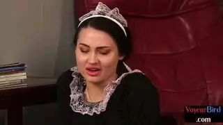 خادمة فيمدوم المهيمنة في جوارب تثير رئيسها مع بوسها الرطب بينما يهتز على جسدها المثير