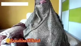 زوجة عربية ذات أثداء كبيرة في عرض كاميرا الويب الخاص بالحجاب الإسلامي يوم نوفمبر