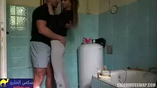 تركب معاة السيارة و تحلب زبة - سكس خيانة