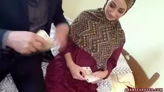 امرأة عربية بالحجاب: لا مال، لا مشكلة العرب مكشوفون ()