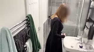 يا إلهي! لم أكن أعلم أن الفتيات العربيات يفعلن ذلك أمسكت بفتاة عربية مسلمة ترتدي الحجاب وهي تمارس العادة السرية في الحمام