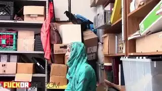 ضابط غريب يطعم مراهقًا عربيًا بالنقانق الخفقان