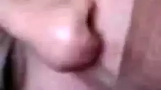 اللبوه بتمسك الزبر ترضعه وتنام وتاخده فى كسها نيك نار واهات مولعه