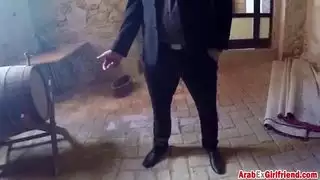 هوتي العربية يأخذ الديك النابض في كس مشعر