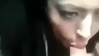 شرموطة جزائرية ترضع الزب في المقعد الخلفي لسيارة